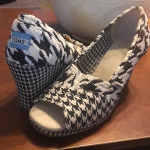 Like new Toms Wedge - Houndstooth Print